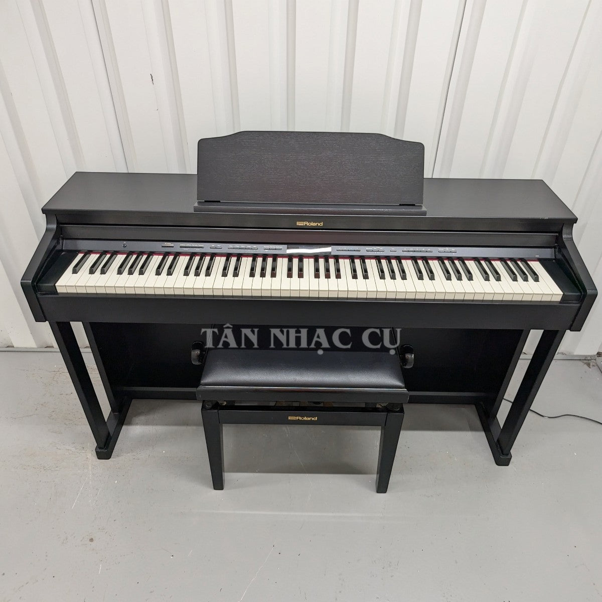 Đàn piano điện Roland HP601 màu đen tại TÂN NHẠC CỤ với bàn phím gỗ PHA-50 và ghế đàn đi kèm