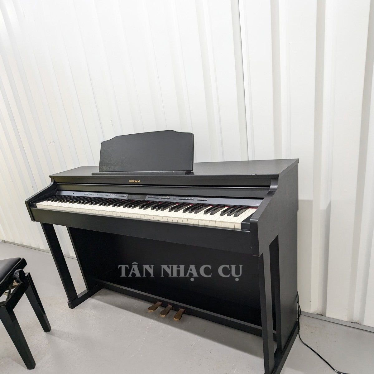 Đàn piano điện Roland HP601 màu đen tại TÂN NHẠC CỤ, bàn phím PHA-50 cao cấp, thiết kế sang trọng cho gia đình.
