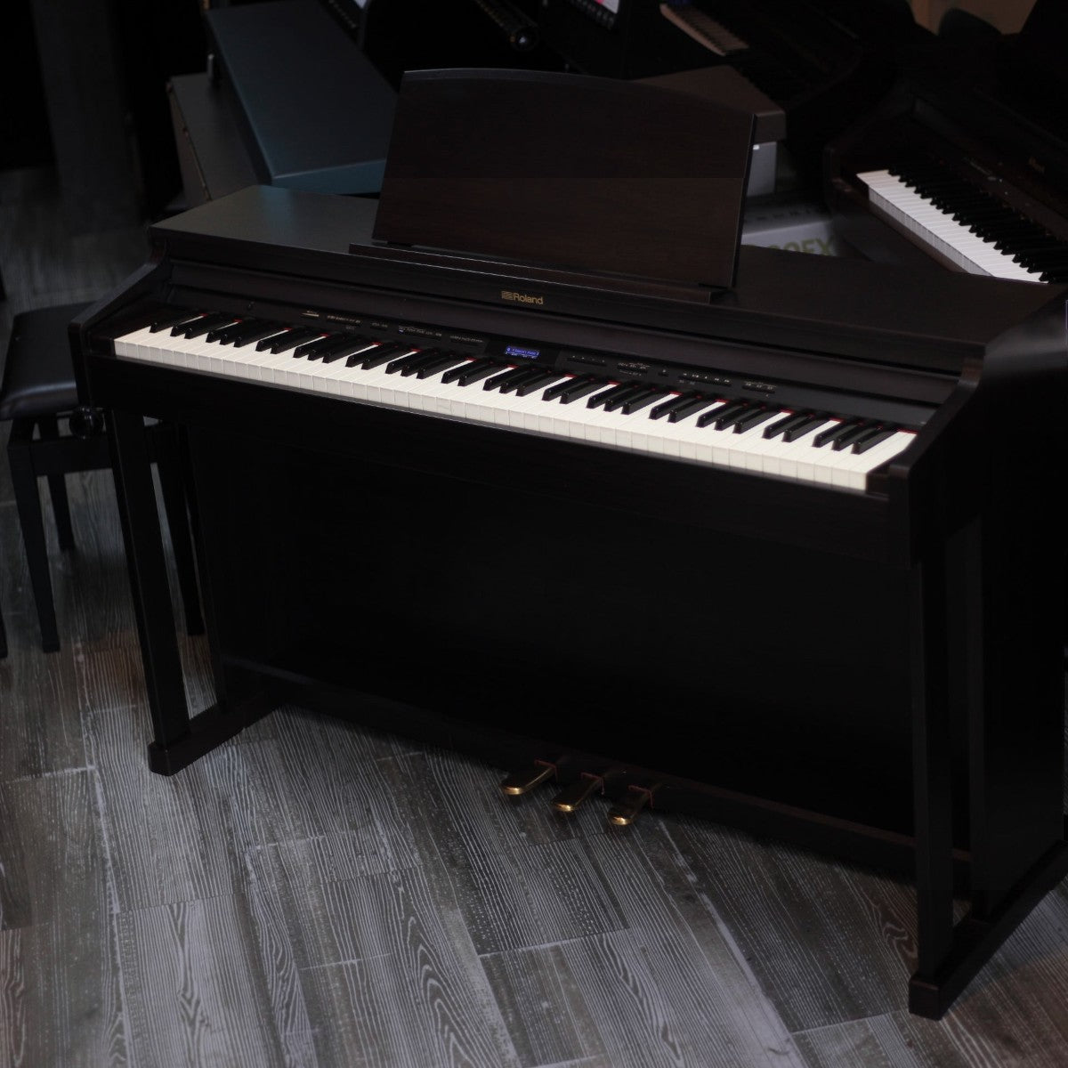 Đàn piano điện Roland HP601 màu đen tại TÂN NHẠC CỤ với bàn phím gỗ PHA-50 cao cấp và thiết kế sang trọng