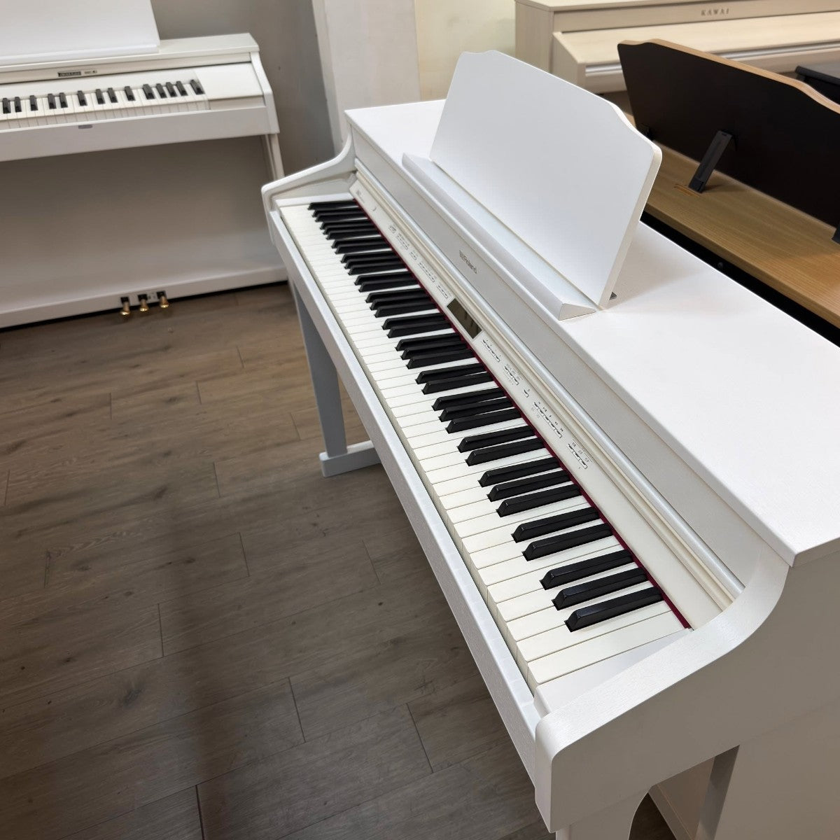 Đàn piano điện Roland HP601 màu trắng sang trọng với bàn phím PHA-50 tại cửa hàng TÂN NHẠC CỤ