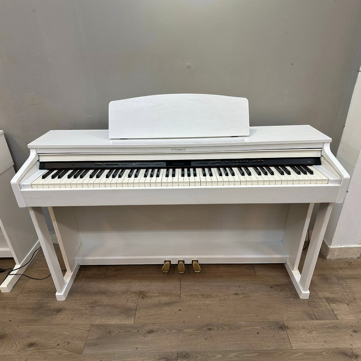 Đàn piano điện Roland HP601 màu trắng sang trọng với bàn phím PHA-50 tại cửa hàng TÂN NHẠC CỤ