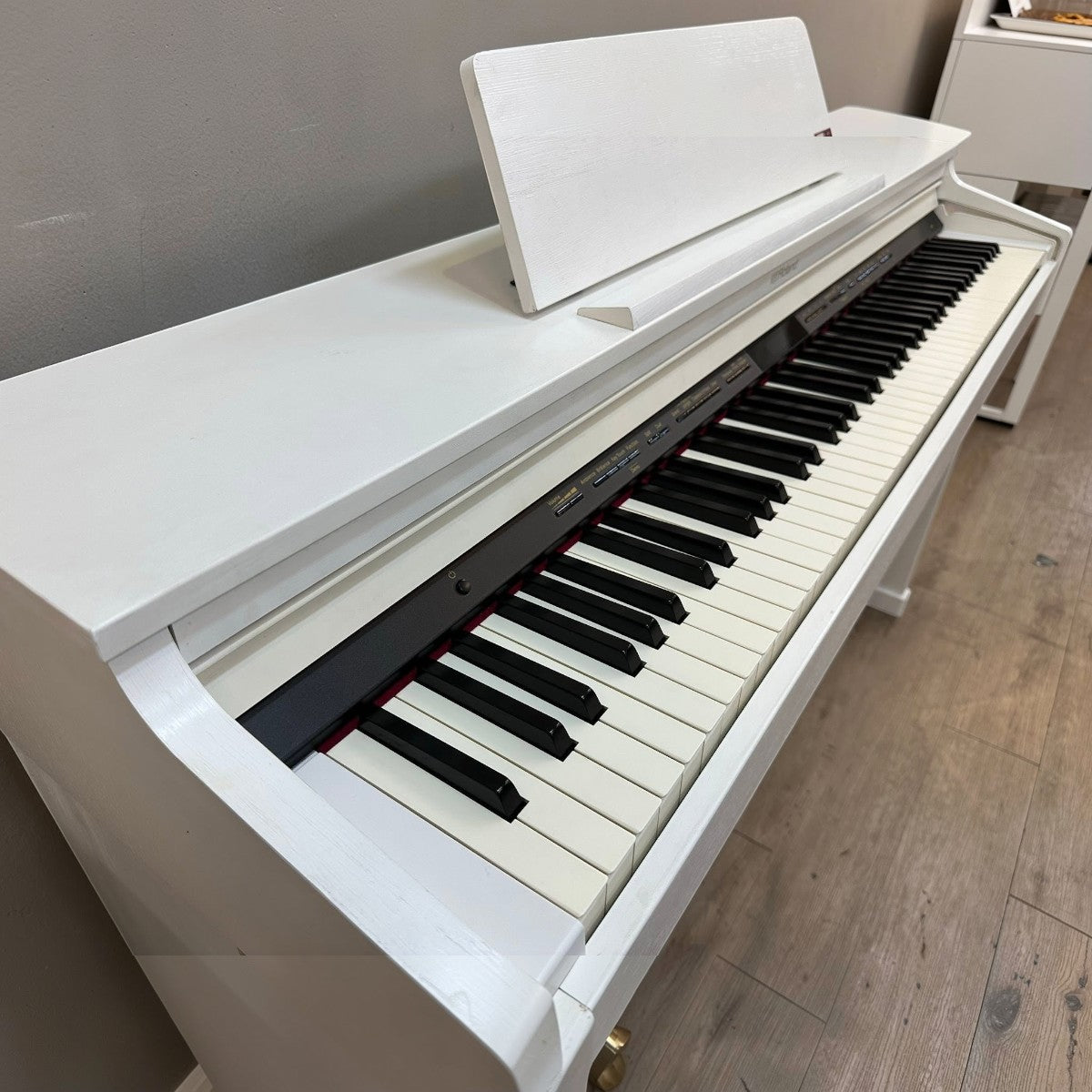 Đàn piano điện Roland HP601 màu trắng tại TÂN NHẠC CỤ với bàn phím PHA-50 cao cấp và thiết kế hiện đại