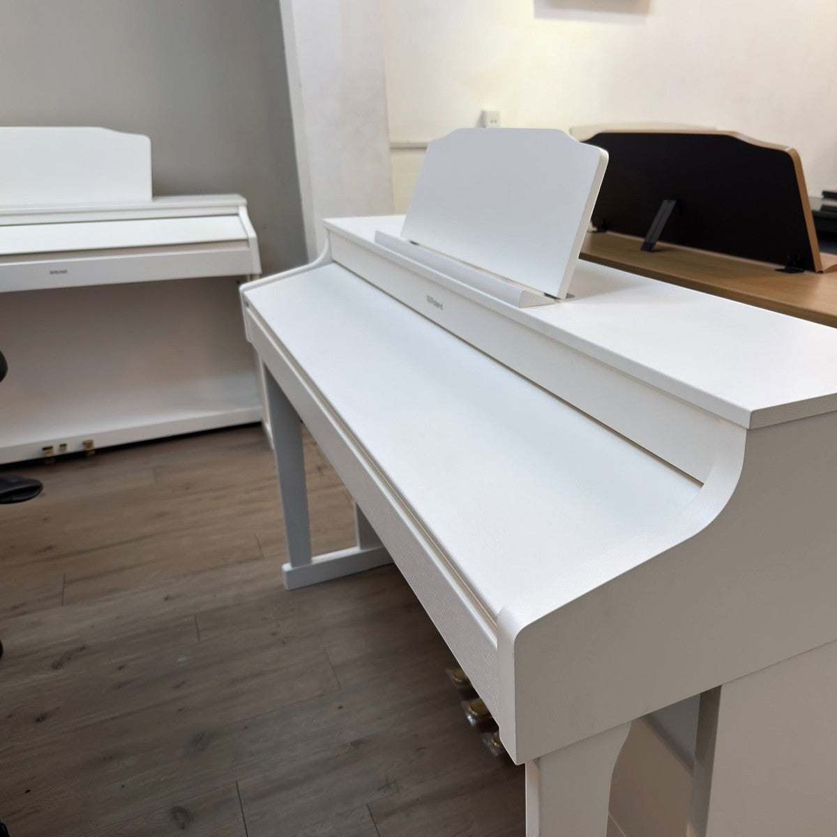 Đàn piano điện Roland HP601 màu trắng tại showroom TÂN NHẠC CỤ, thiết kế hiện đại với bàn phím PHA-50 cao cấp