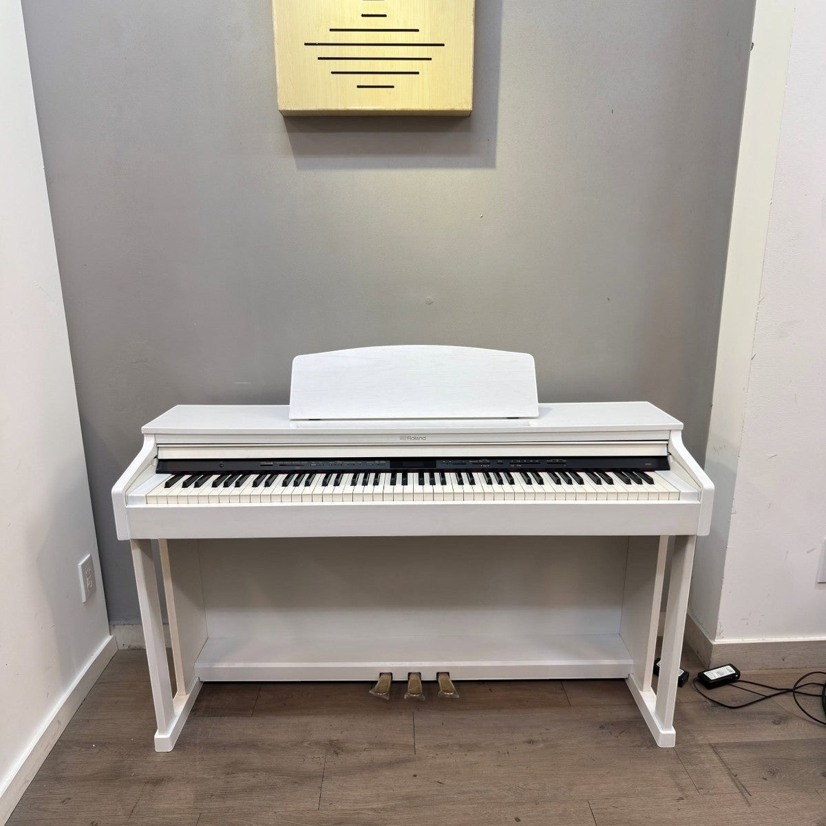 Đàn piano điện Roland HP601 màu trắng tại Tân Nhạc Cụ, nổi bật với bàn phím gỗ PHA-50 cao cấp và thiết kế tinh tế.