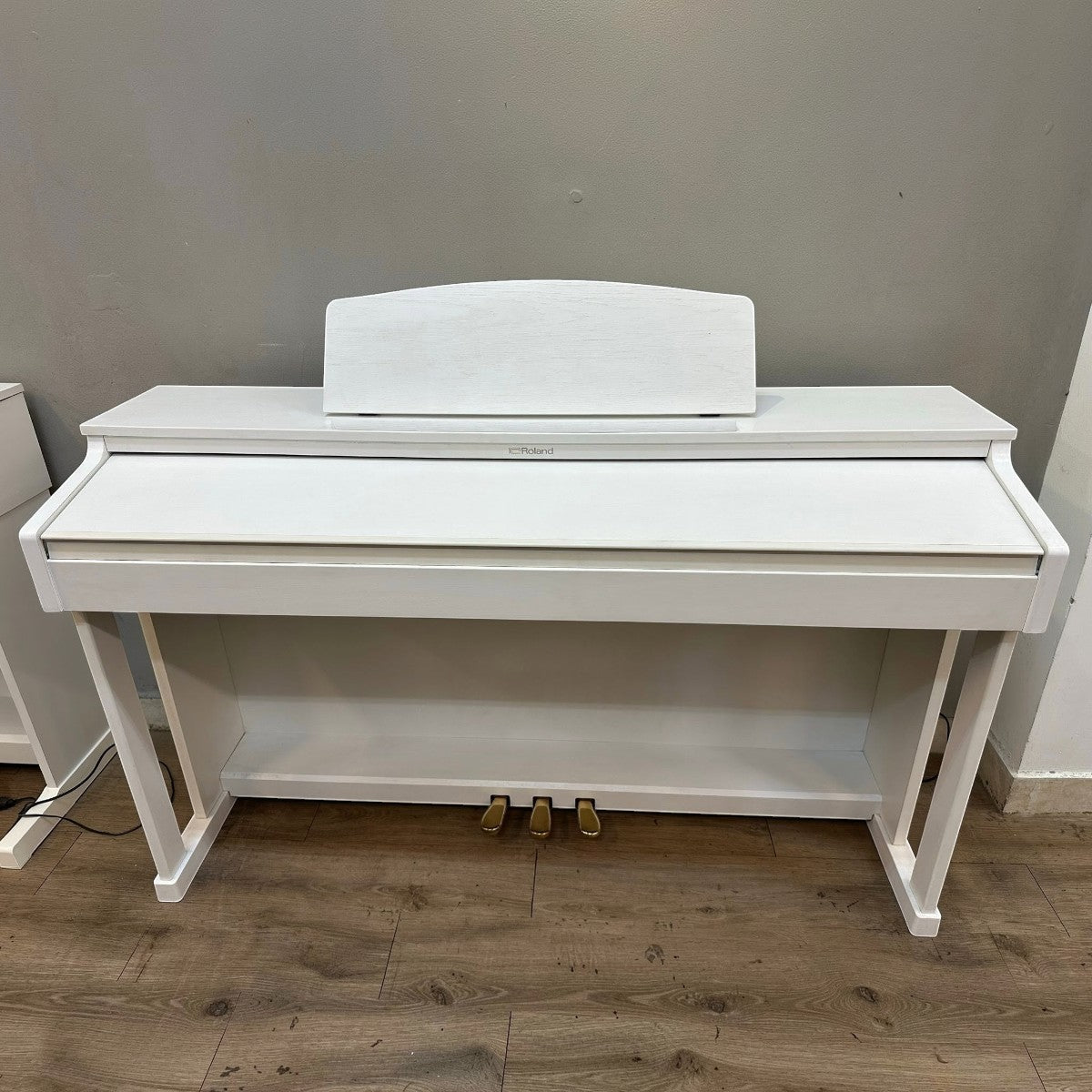 Đàn piano điện Roland HP601 màu trắng sang trọng tại TÂN NHẠC CỤ, thiết kế hiện đại với bàn phím PHA-50 cao cấp.