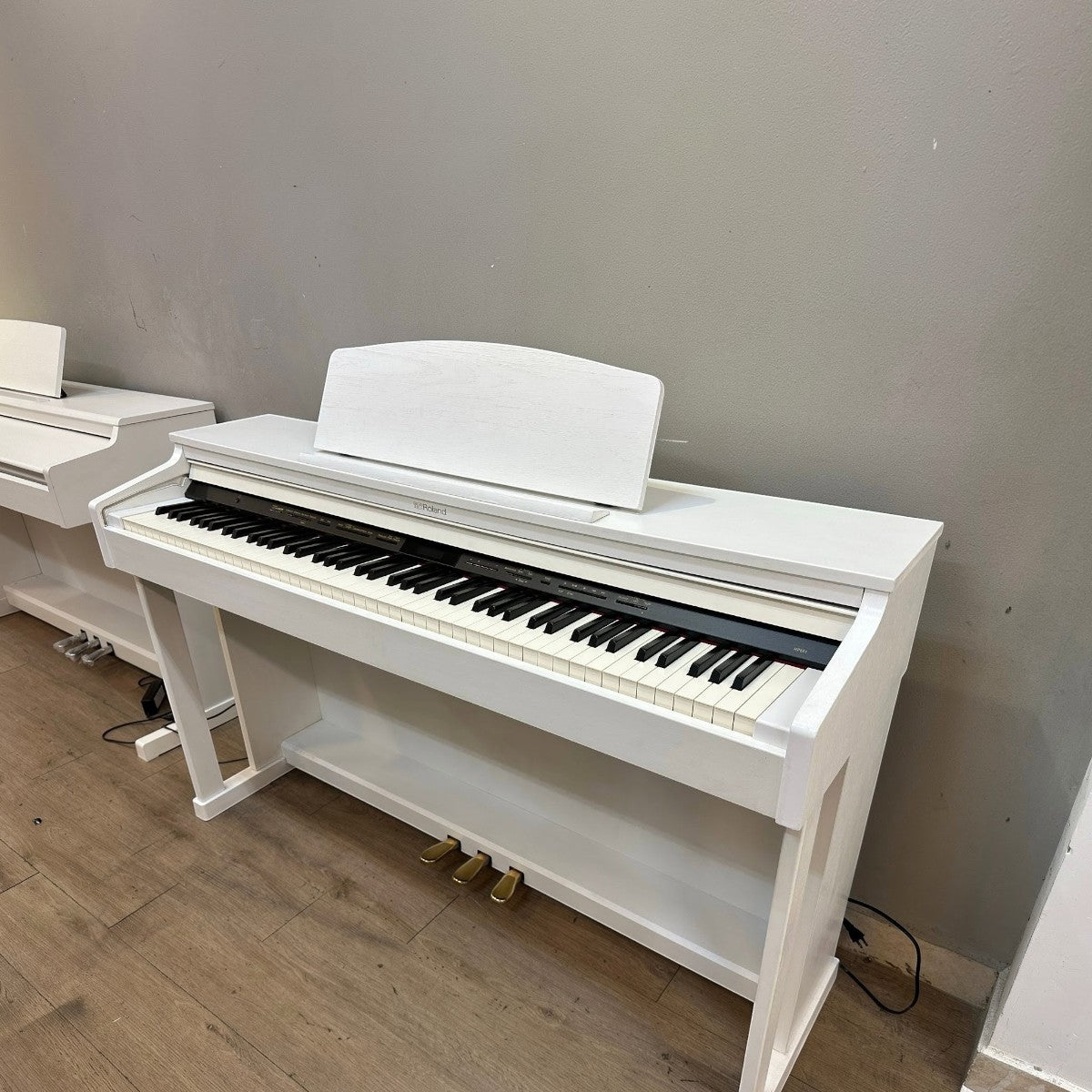 Đàn piano điện Roland HP601 màu trắng sang trọng tại Tân Nhạc Cụ với bàn phím gỗ PHA-50 cao cấp