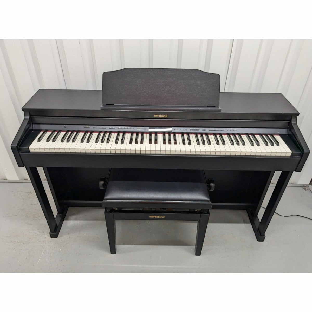 Đàn piano điện Roland HP601 màu đen tại Tân Nhạc Cụ, bàn phím PHA-50 cao cấp, thiết kế sang trọng kèm ghế đàn.