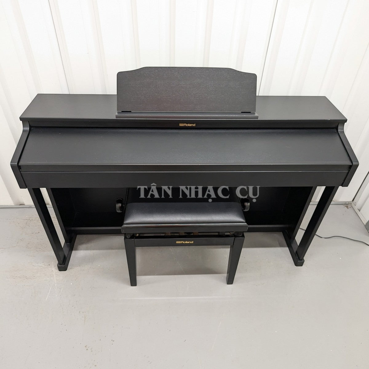 Đàn piano điện Roland HP601 màu đen sang trọng tại TÂN NHẠC CỤ, thiết kế hiện đại với ghế đàn đi kèm