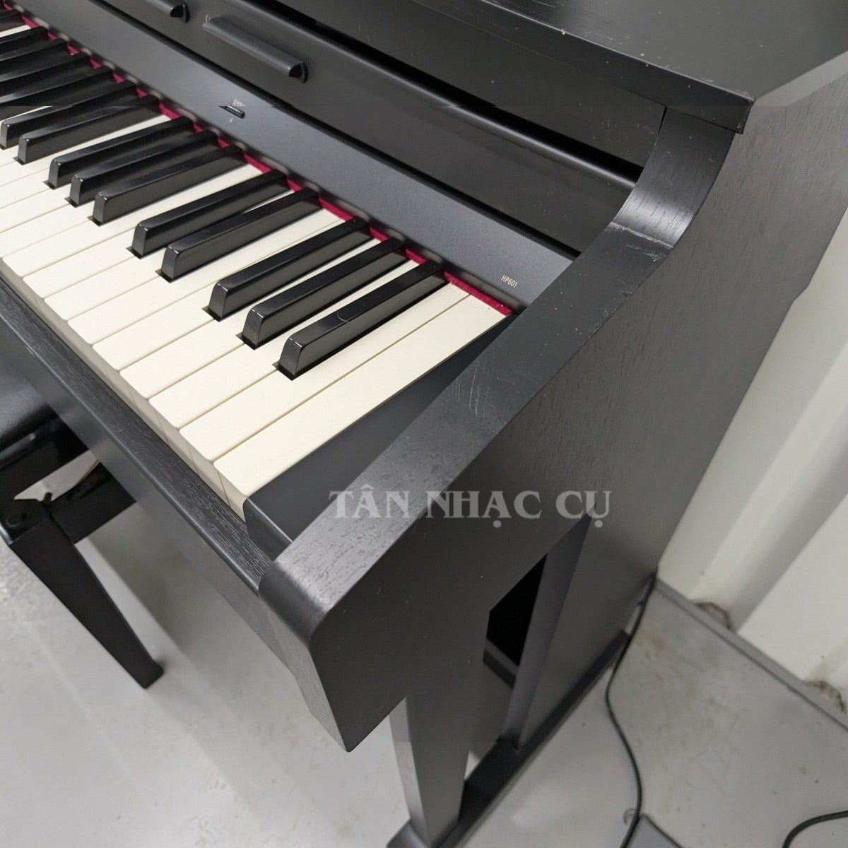 Đàn piano điện TÂN NHẠC CỤ Roland HP601 màu đen với bàn phím gỗ PHA-50 cao cấp, góc nhìn cận cảnh phím đàn