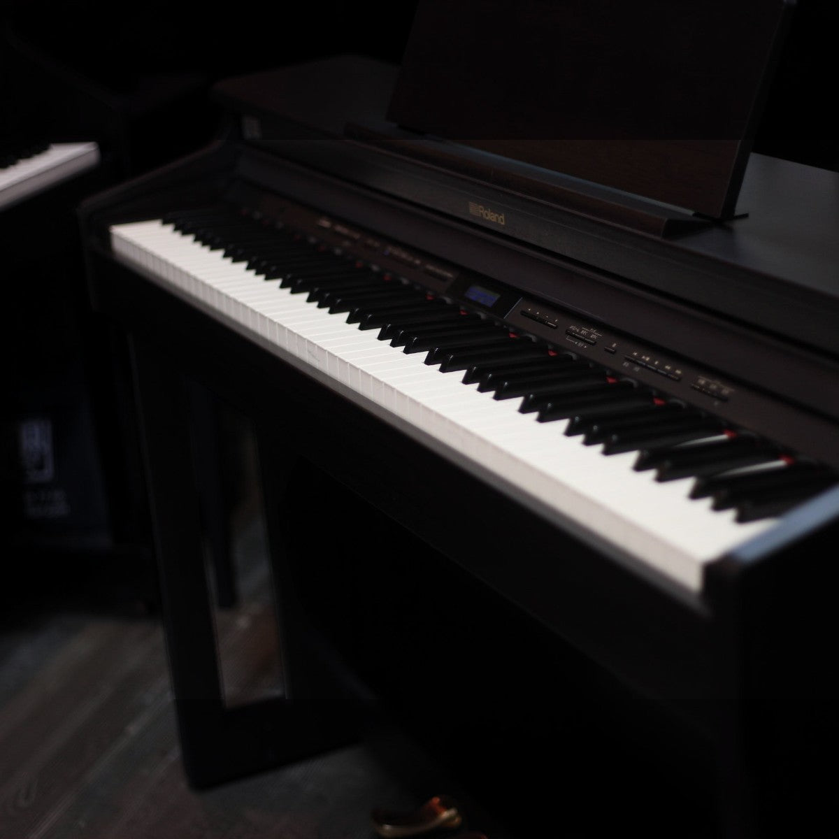 Đàn piano điện Roland HP601 màu đen với bàn phím gỗ PHA-50 cao cấp tại cửa hàng TÂN NHẠC CỤ