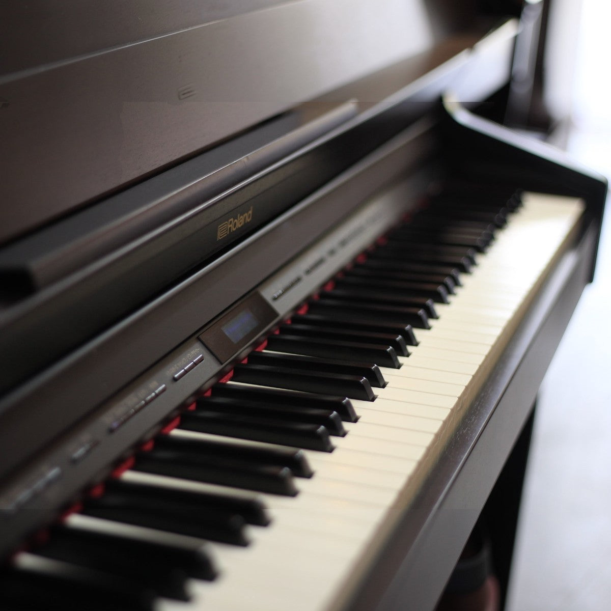 Đàn piano điện Roland HP601 màu đen với bàn phím PHA-50 cao cấp tại cửa hàng TÂN NHẠC CỤ