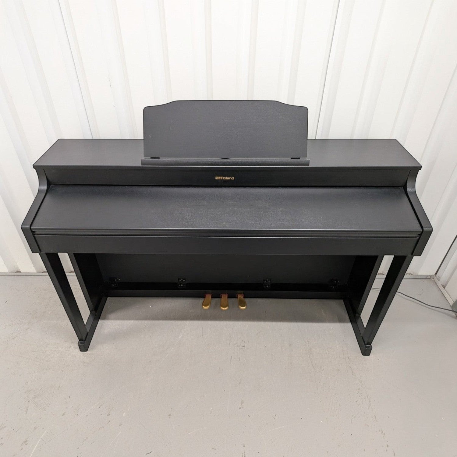 Đàn piano điện TÂN NHẠC CỤ Roland HP603 màu đen dáng console với bàn phím PHA-50 và giá để nhạc