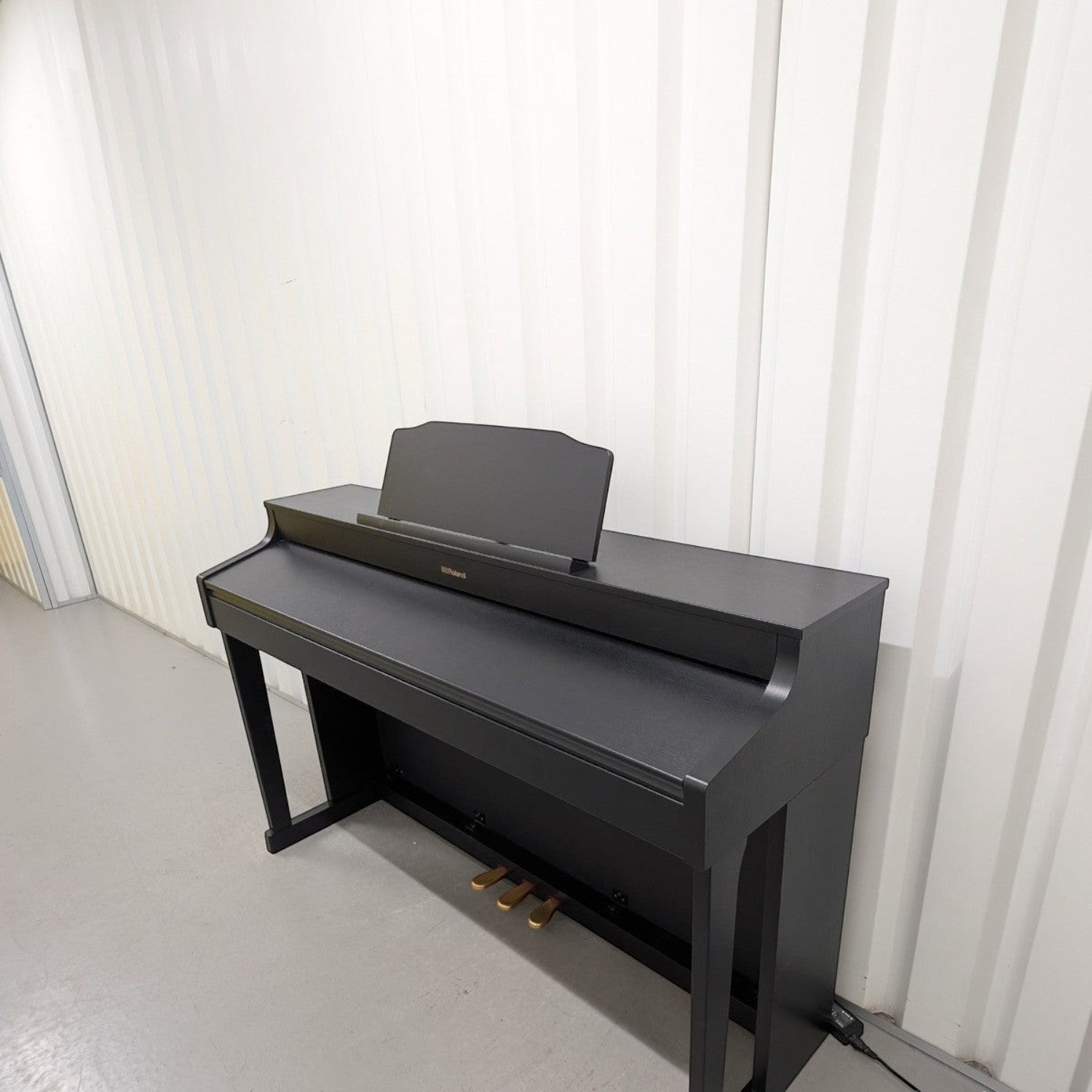 Đàn piano điện Roland HP603 màu đen dáng console tại TÂN NHẠC CỤ với thiết kế hiện đại và bàn phím PHA-50 cao cấp