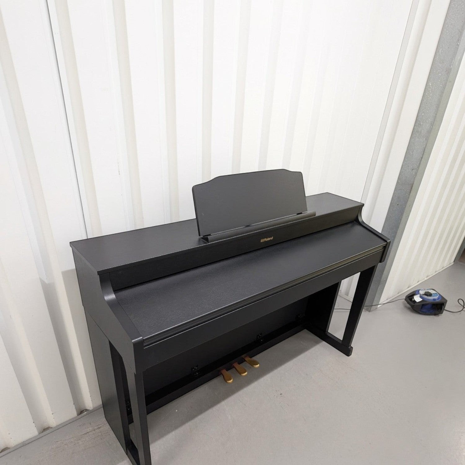 Đàn piano điện Roland HP603 màu đen dáng console tại TÂN NHẠC CỤ với bàn phím PHA-50 và thiết kế hiện đại