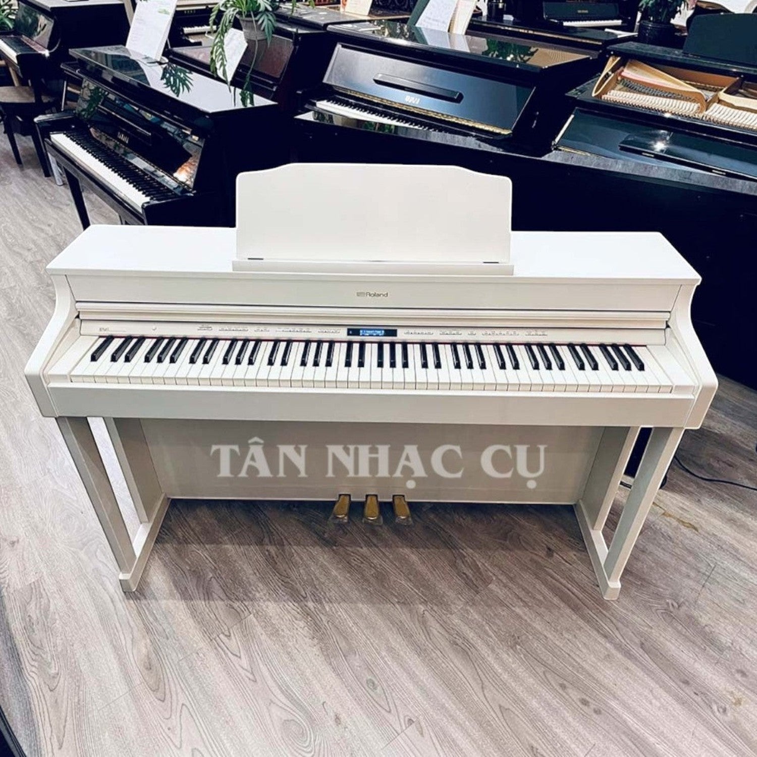 Đàn piano điện Roland HP603 màu trắng sang trọng tại TÂN NHẠC CỤ với thiết kế dáng console hiện đại
