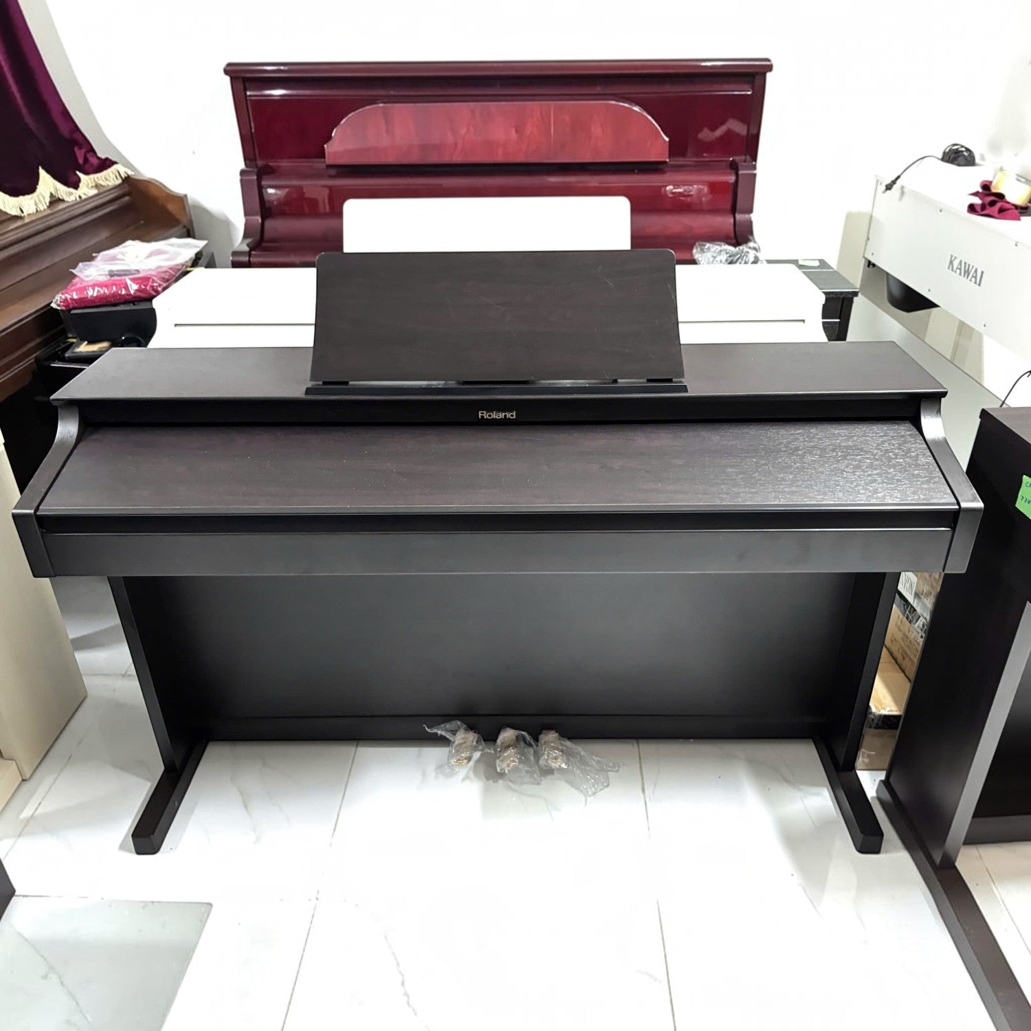 Đàn piano điện Roland HP603 màu đen sang trọng tại cửa hàng TÂN NHẠC CỤ, thiết kế dáng console hiện đại.