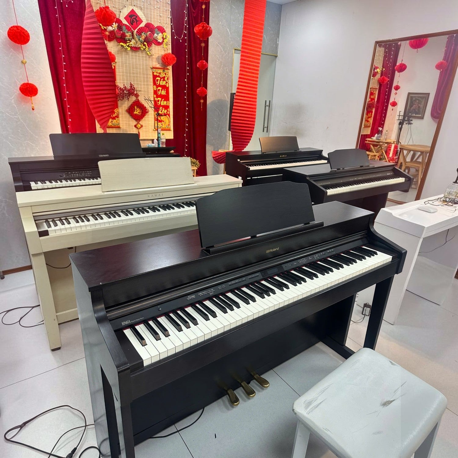Đàn piano điện Roland HP603 màu đen sang trọng tại showroom TÂN NHẠC CỤ với thiết kế dáng console hiện đại