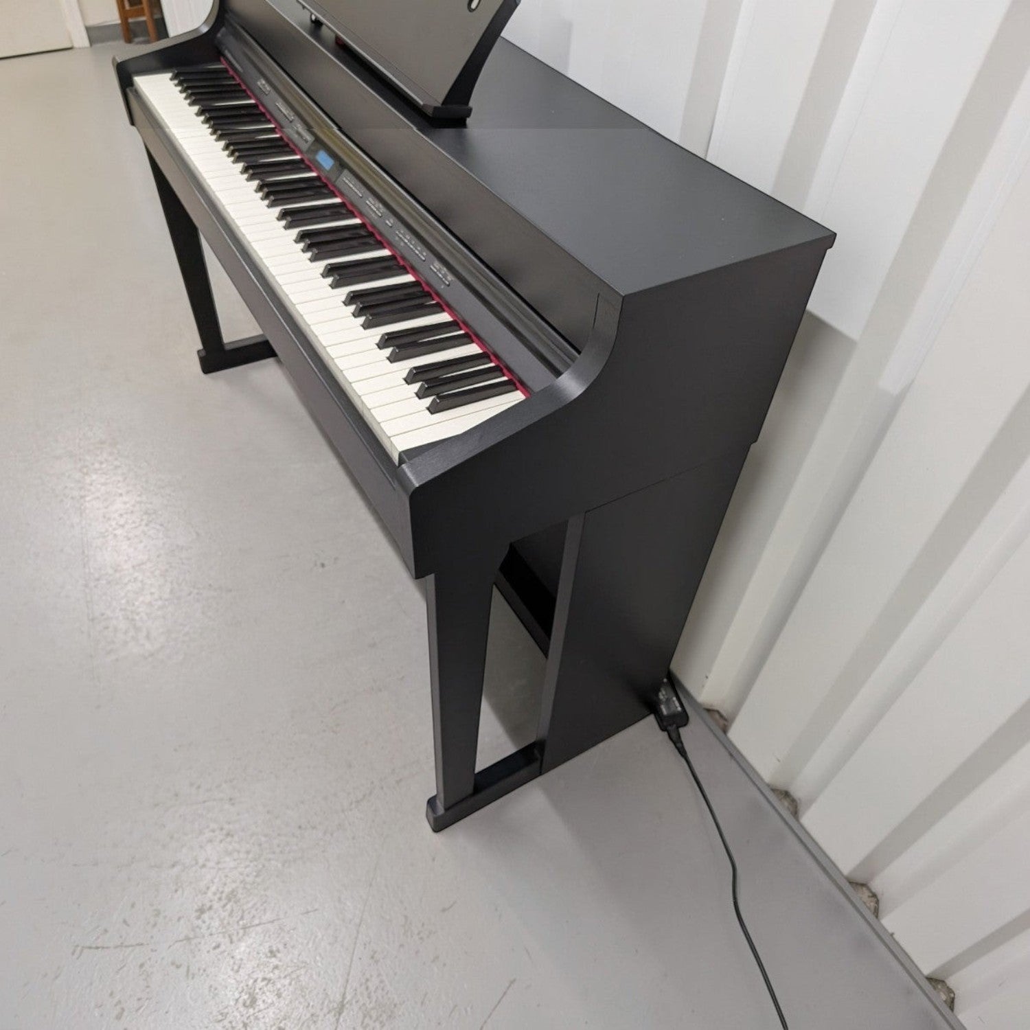 Đàn piano điện Roland HP603 màu đen tại TÂN NHẠC CỤ với thiết kế dáng console sang trọng và bàn phím PHA-50 cao cấp.