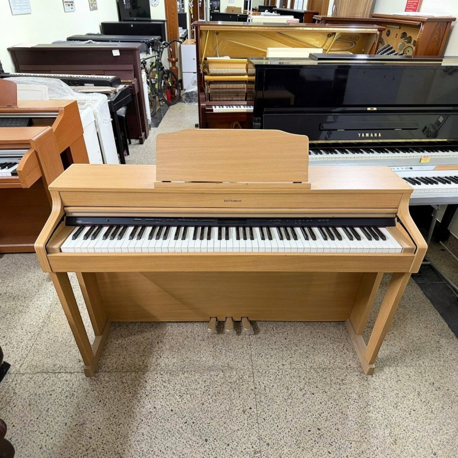 Đàn piano điện TÂN NHẠC CỤ Roland HP603 màu gỗ sáng với bàn phím PHA-50 lai gỗ nhựa cao cấp