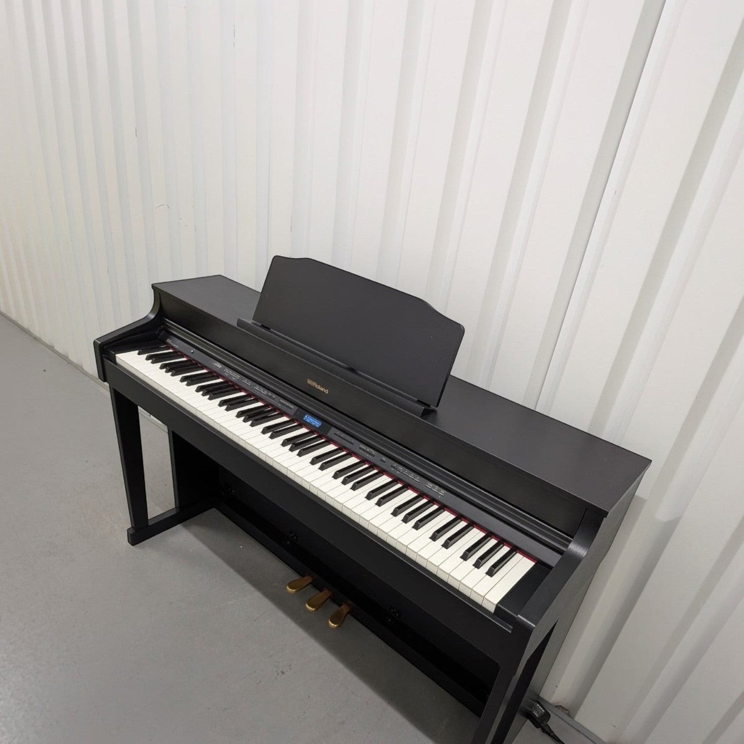 Đàn piano điện Roland HP603 màu đen dáng console tại TÂN NHẠC CỤ với bàn phím PHA-50 lai gỗ nhựa cao cấp