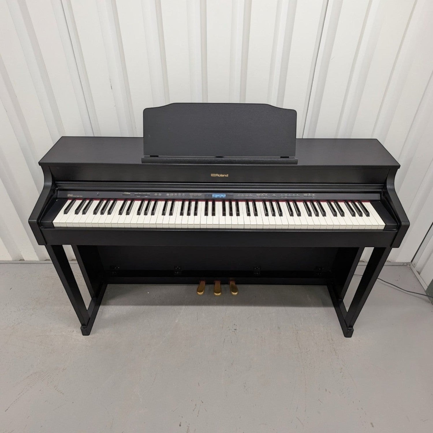 Đàn piano điện Roland HP603 màu đen dáng console tại TÂN NHẠC CỤ với bàn phím PHA-50 và giá để nhạc