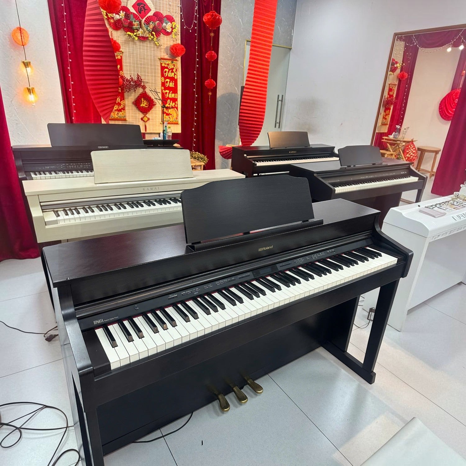Đàn piano điện Roland HP603 màu đen dáng console tại showroom TÂN NHẠC CỤ với bàn phím PHA-50 cao cấp