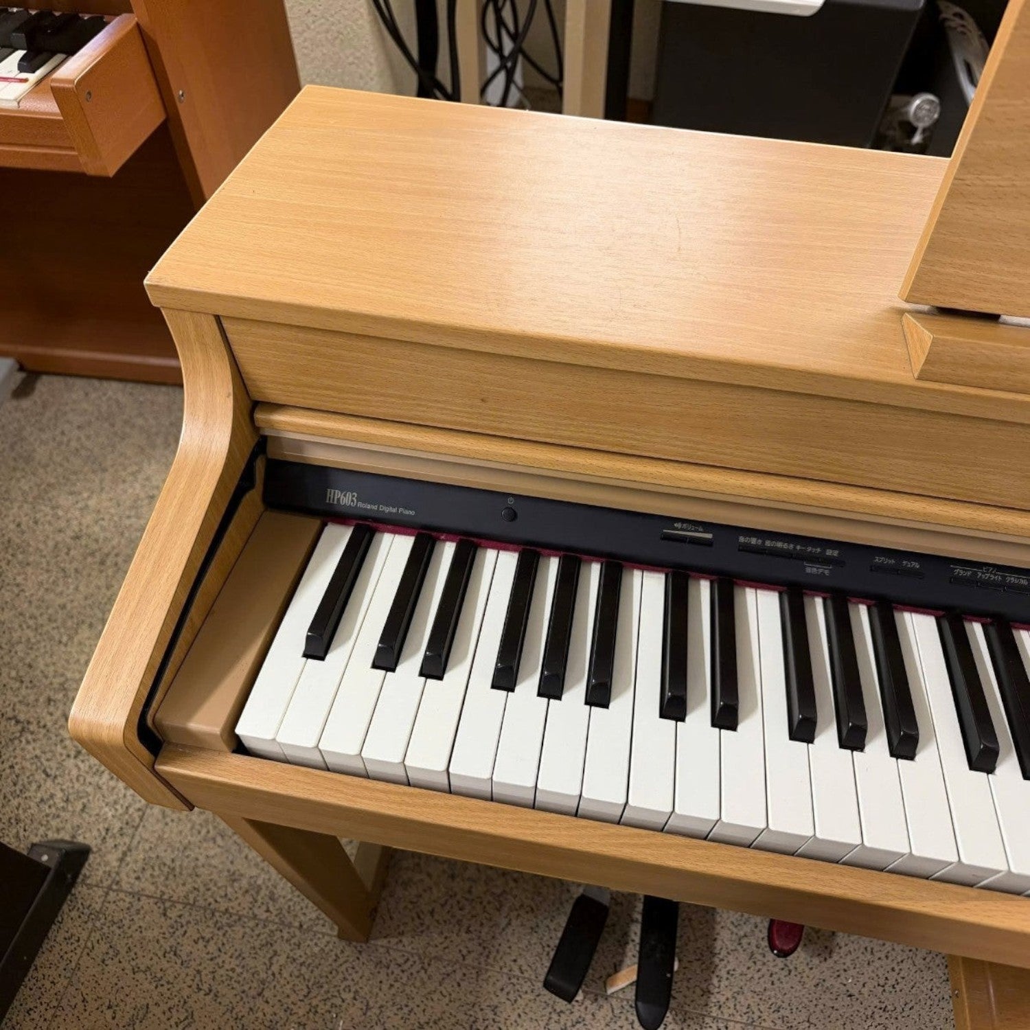 Đàn piano điện Roland HP603 màu gỗ sáng tại Tân Nhạc Cụ với bàn phím PHA-50 lai gỗ nhựa cao cấp