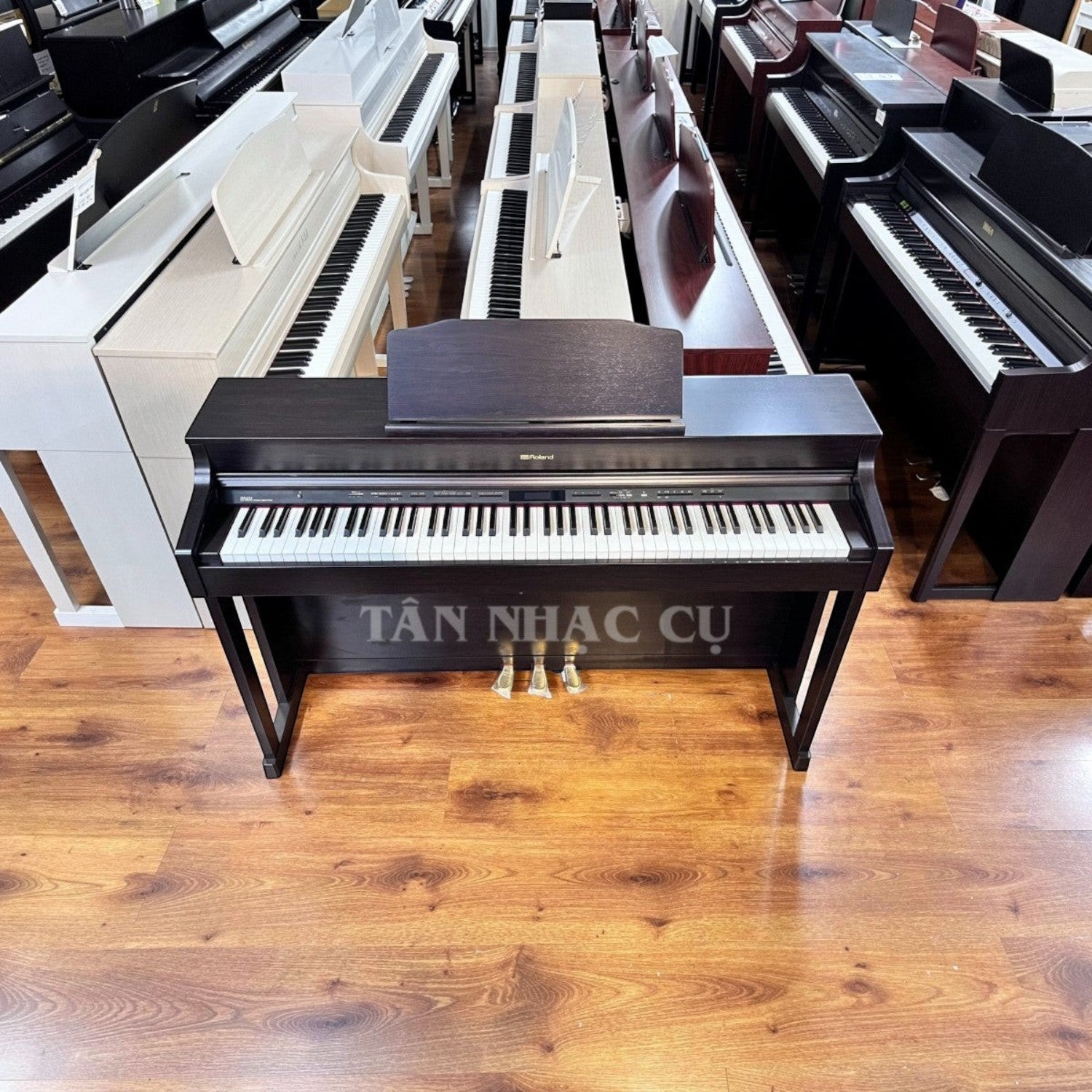 Đàn piano điện Roland HP603 màu đen sang trọng tại showroom TÂN NHẠC CỤ, thiết kế dáng console hiện đại