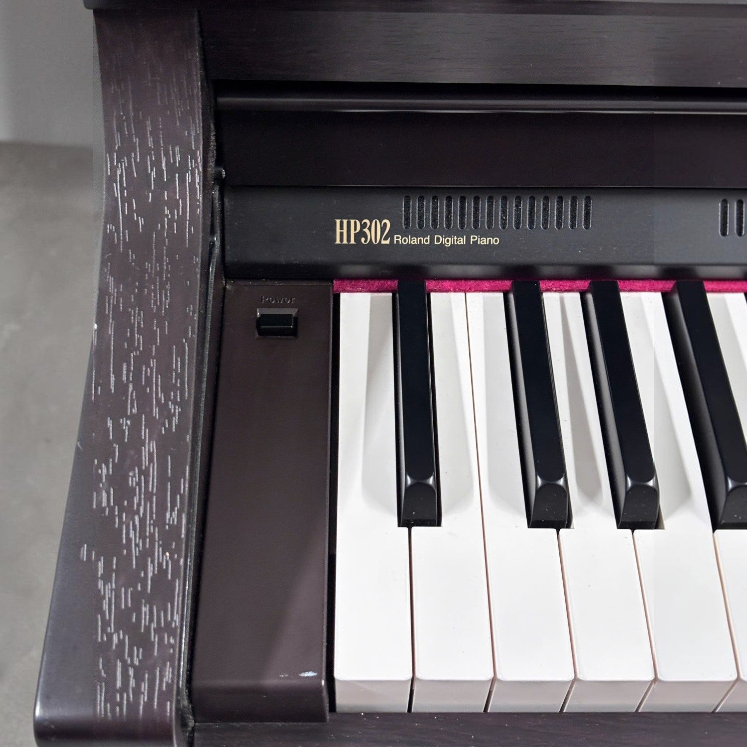Đàn piano điện Roland HP603 tại Tân Nhạc Cụ với bàn phím PHA-50 lai gỗ nhựa cao cấp và thiết kế dáng console sang trọng