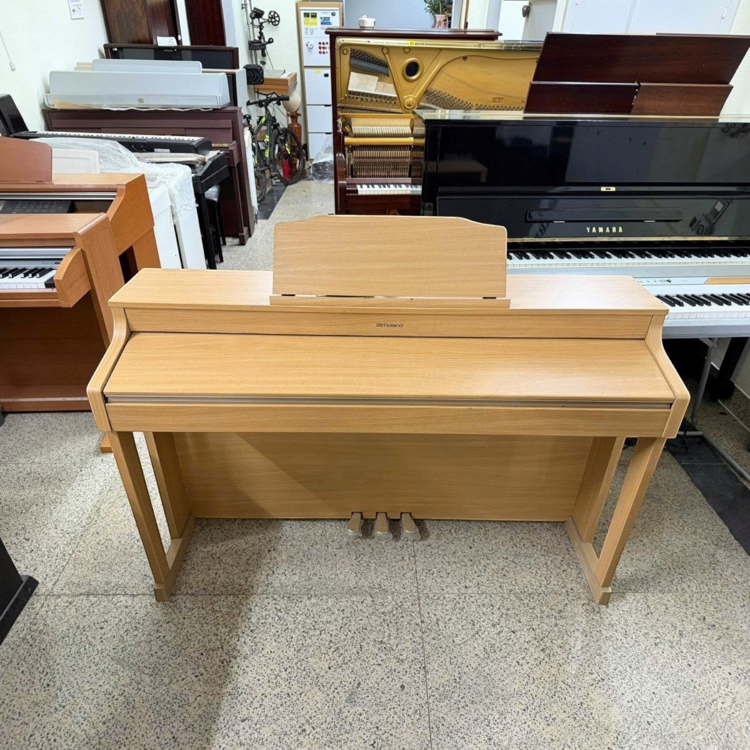 Đàn piano điện Roland HP603 màu gỗ sáng tại cửa hàng TÂN NHẠC CỤ, thiết kế dáng console sang trọng và hiện đại.