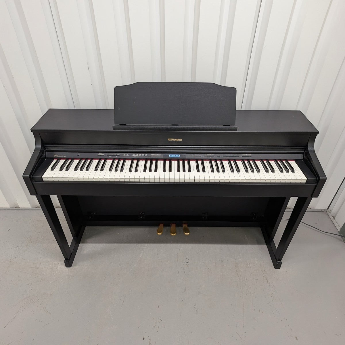 Đàn piano điện Roland HP603 màu đen dáng console tại Tân Nhạc Cụ với bàn phím PHA-50 và giá để nhạc