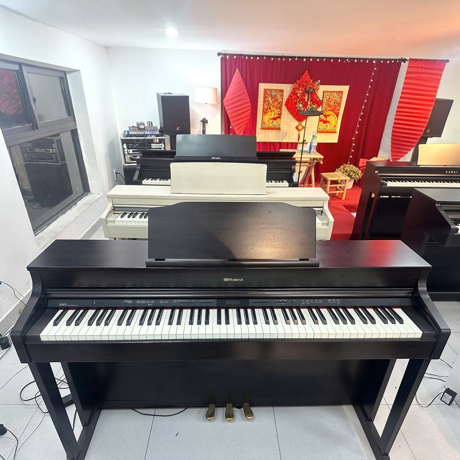 Đàn piano điện Roland HP603 màu đen dáng console tại showroom TÂN NHẠC CỤ với bàn phím PHA-50 và thiết kế sang trọng