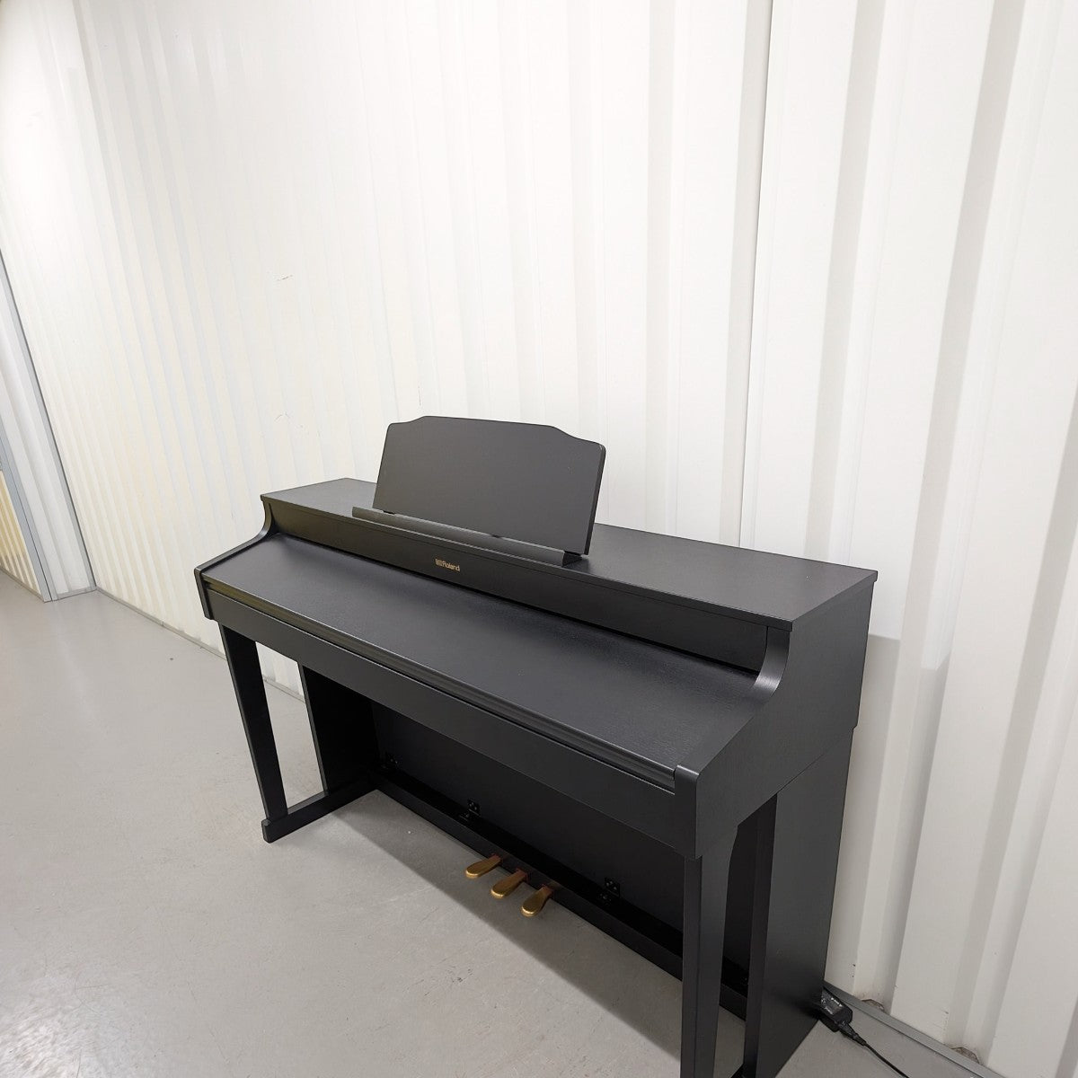 Đàn piano điện Roland HP603 màu đen dáng console tại Tân Nhạc Cụ với bàn phím PHA-50 cao cấp