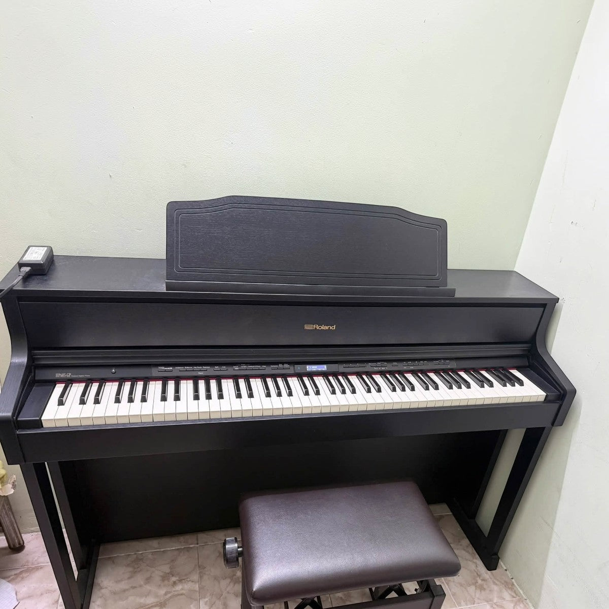 Đàn piano điện Roland HP605 màu đen tại Tân Nhạc Cụ với bàn phím gỗ lai PHA-50 và thiết kế sang trọng