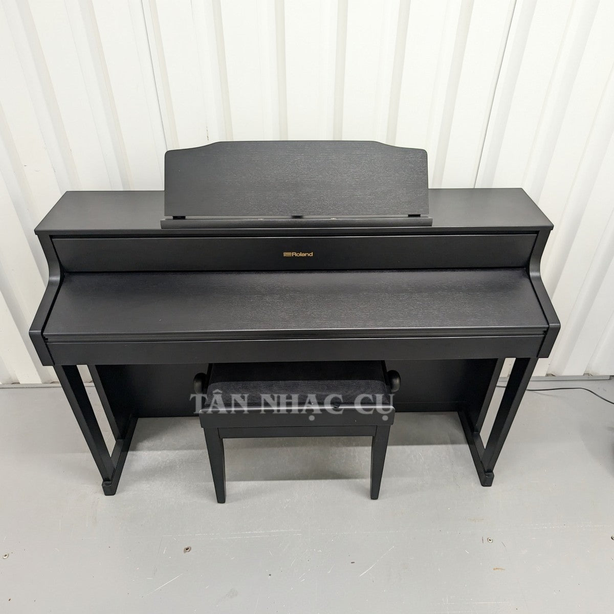 Đàn piano điện Roland HP605 màu đen sang trọng tại Tân Nhạc Cụ với bàn phím gỗ lai PHA-50 và thiết kế hiện đại.
