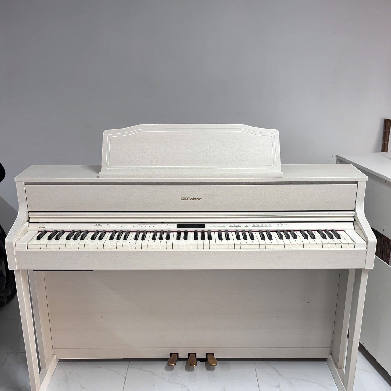 Đàn piano điện Roland HP605 màu trắng sang trọng tại Tân Nhạc Cụ với bàn phím PHA-50 và thiết kế hiện đại