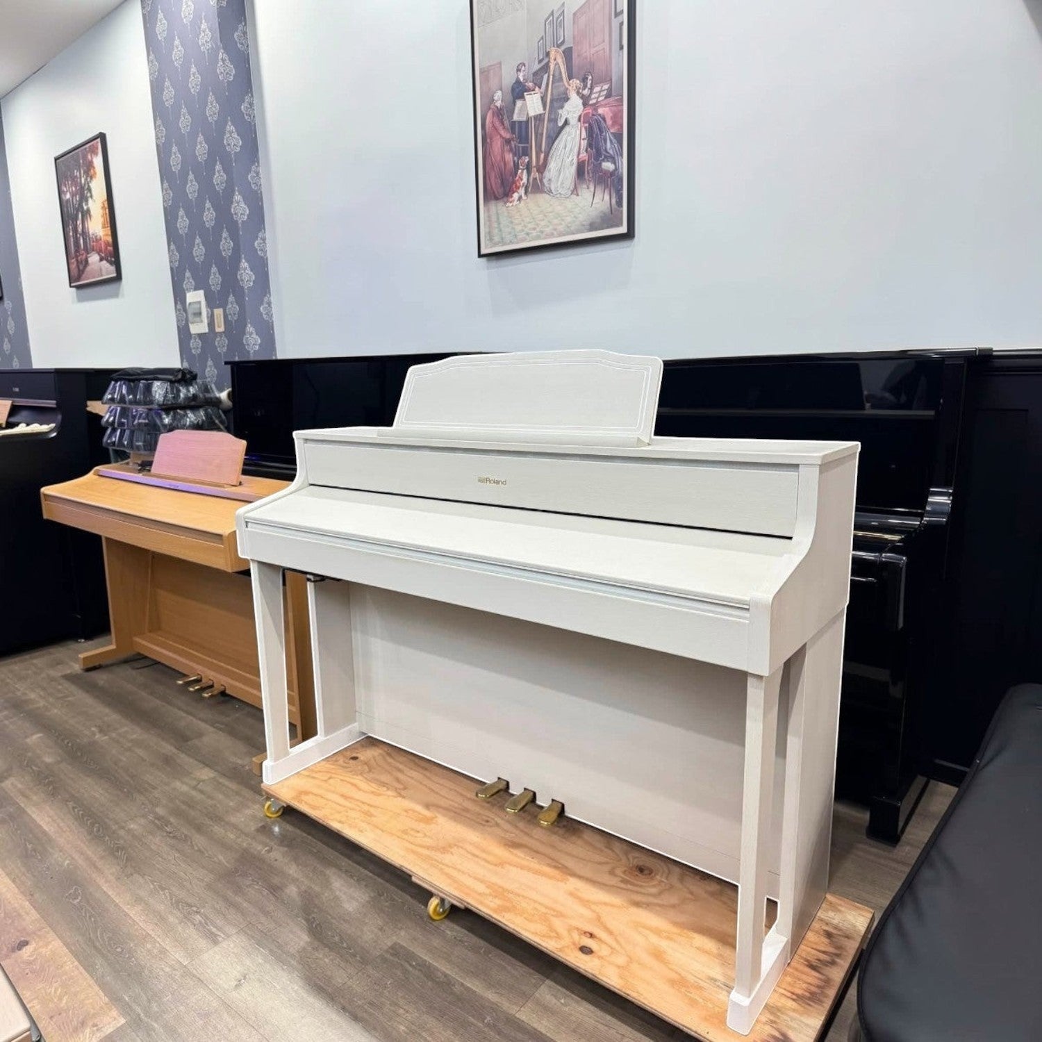 Đàn piano điện Roland HP605 màu trắng tại showroom Tân Nhạc Cụ, thiết kế sang trọng với bàn phím PHA-50 cao cấp.