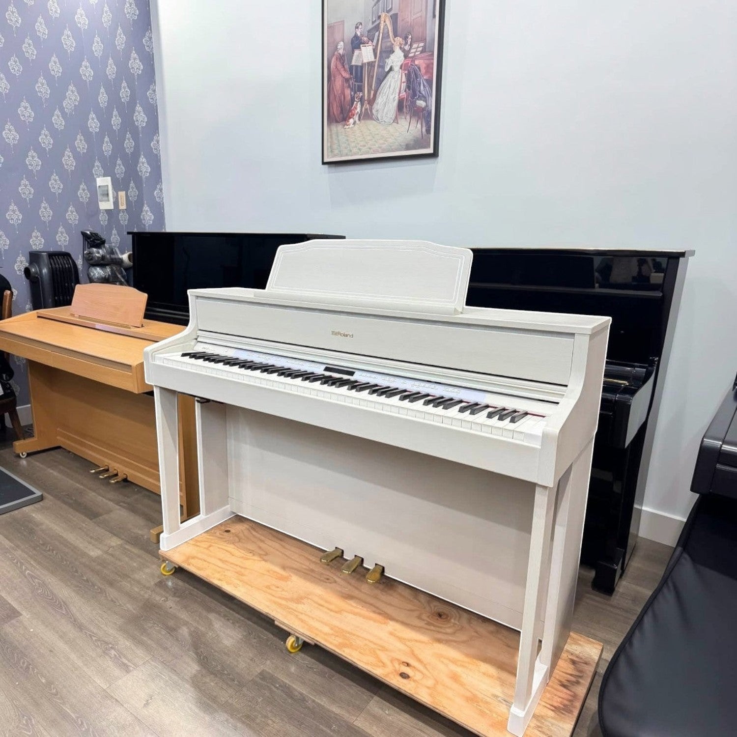 Đàn piano điện Roland HP605 màu trắng sang trọng tại showroom TÂN NHẠC CỤ, thiết kế hiện đại với bàn phím PHA-50.