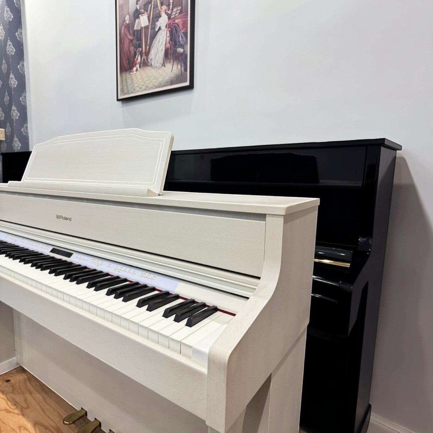 Đàn piano điện Roland HP605 màu trắng tại showroom TÂN NHẠC CỤ, thiết kế sang trọng với bàn phím gỗ lai PHA-50.