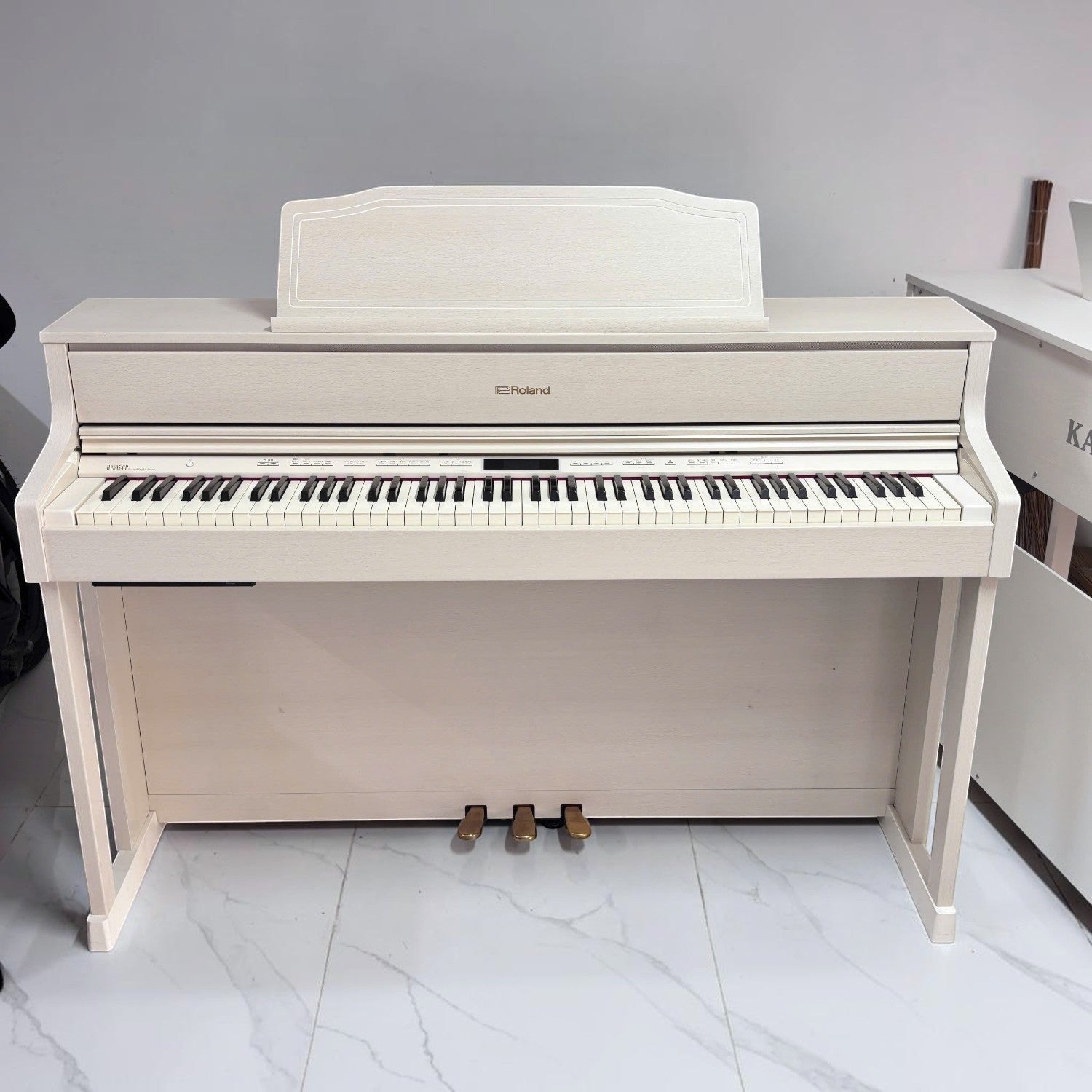 Đàn piano điện TÂN NHẠC CỤ Roland HP605 màu trắng trang nhã, thiết kế hiện đại với bàn phím gỗ lai PHA-50 cao cấp.
