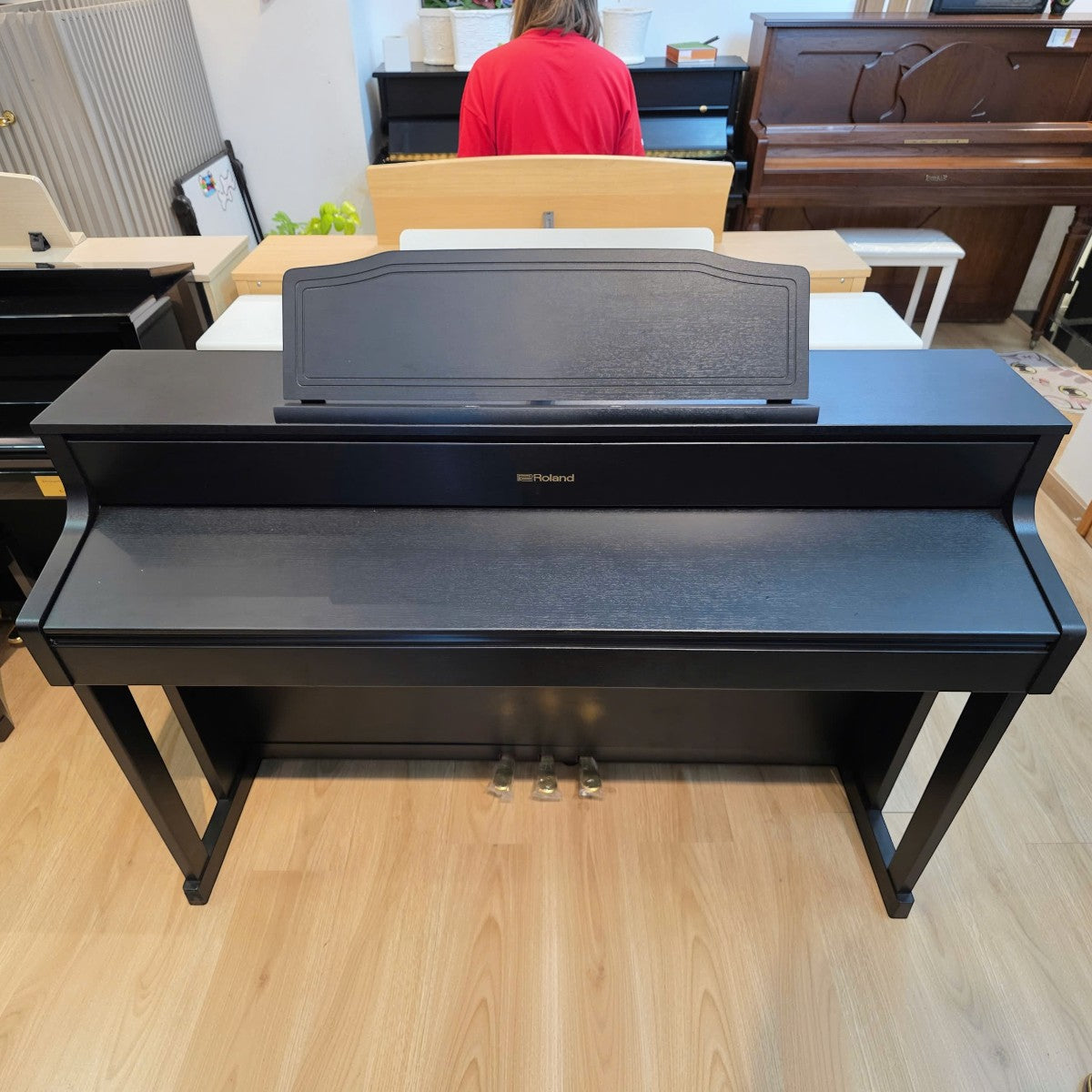 Đàn piano điện Roland HP605 màu đen sang trọng tại showroom Tân Nhạc Cụ với thiết kế phím gỗ lai PHA-50 cao cấp