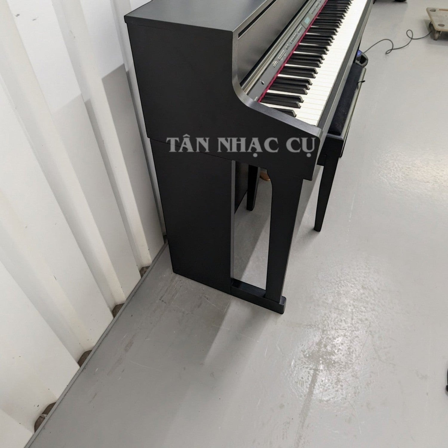 Đàn piano điện Roland HP605 màu đen tại Tân Nhạc Cụ, góc nhìn nghiêng thấy rõ bàn phím và thiết kế thùng đàn sang trọng