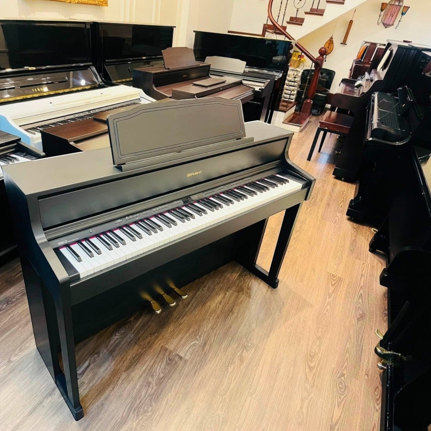 Đàn piano điện Roland HP605 màu đen tại showroom Tân Nhạc Cụ, phím gỗ PHA-50, thiết kế sang trọng cho gia đình.