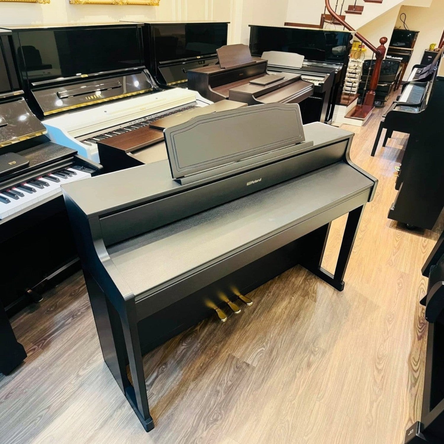 Đàn piano điện Roland HP605 màu đen tại showroom TÂN NHẠC CỤ, thiết kế sang trọng với bàn phím PHA-50 và 3 pedal.