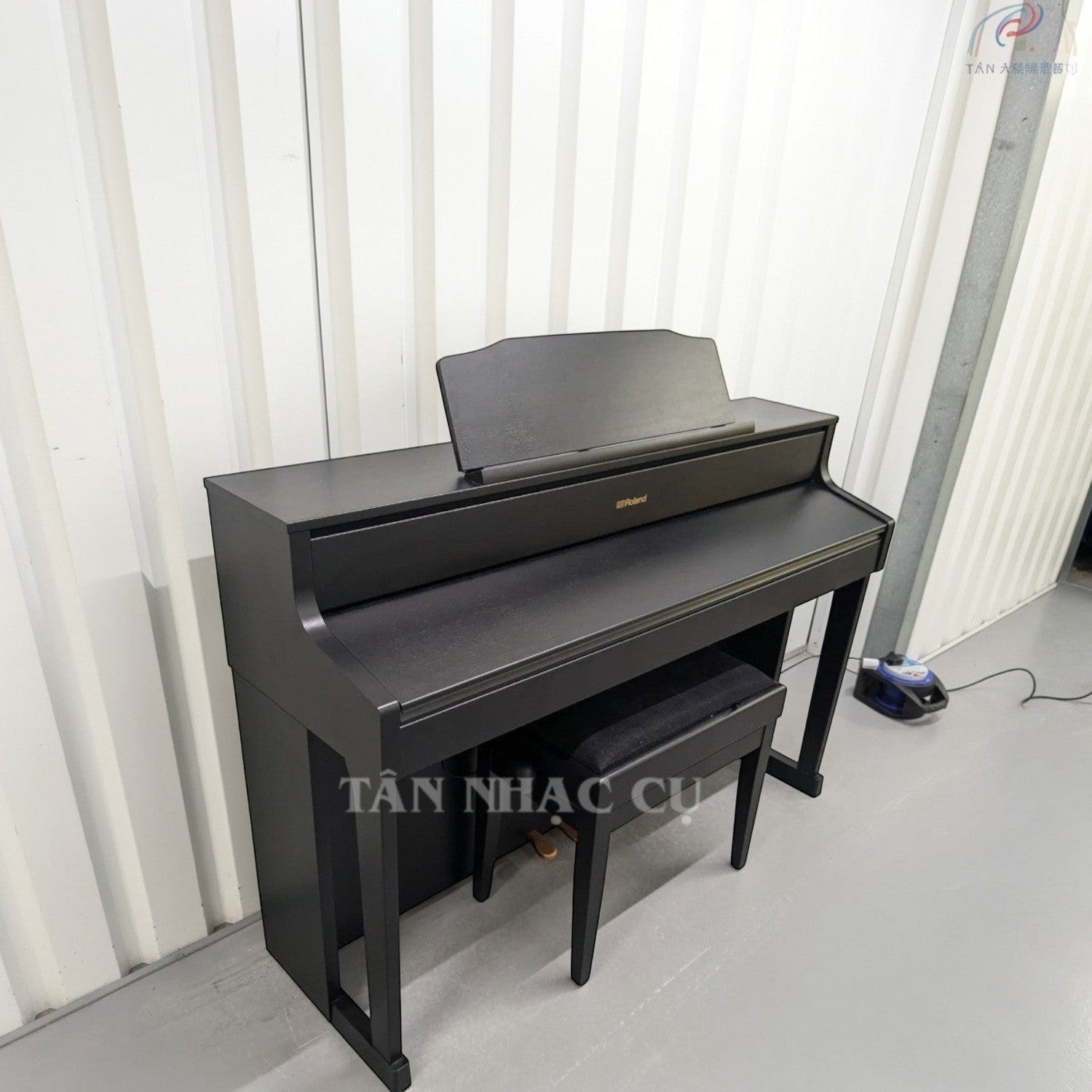 Đàn piano điện Roland HP605 màu đen tại Tân Nhạc Cụ, thiết kế sang trọng với bàn phím gỗ lai PHA-50 và ghế đàn
