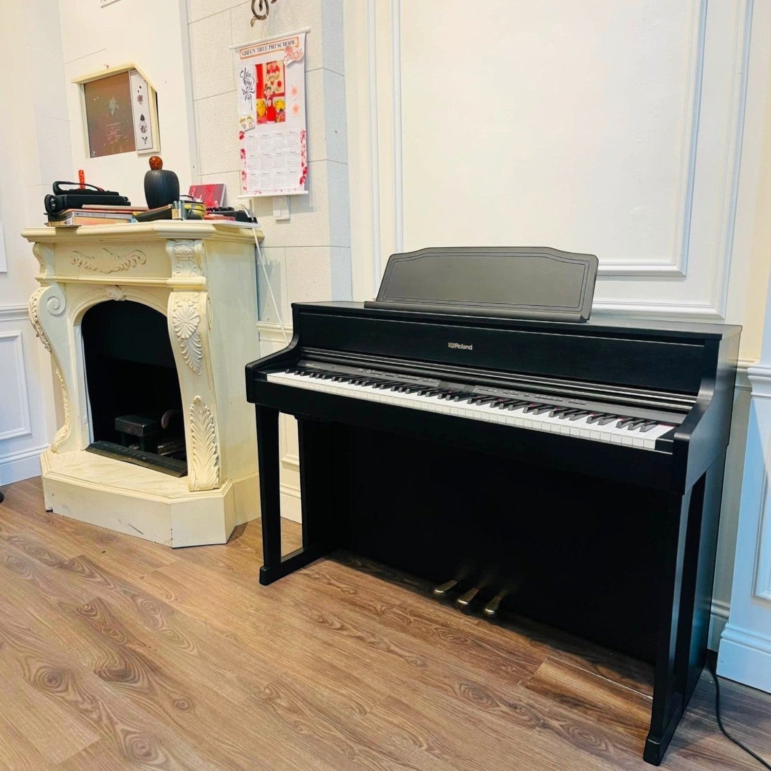 Đàn piano điện Roland HP605 màu đen tại showroom TÂN NHẠC CỤ, thiết kế sang trọng với bàn phím gỗ lai PHA-50 cao cấp.