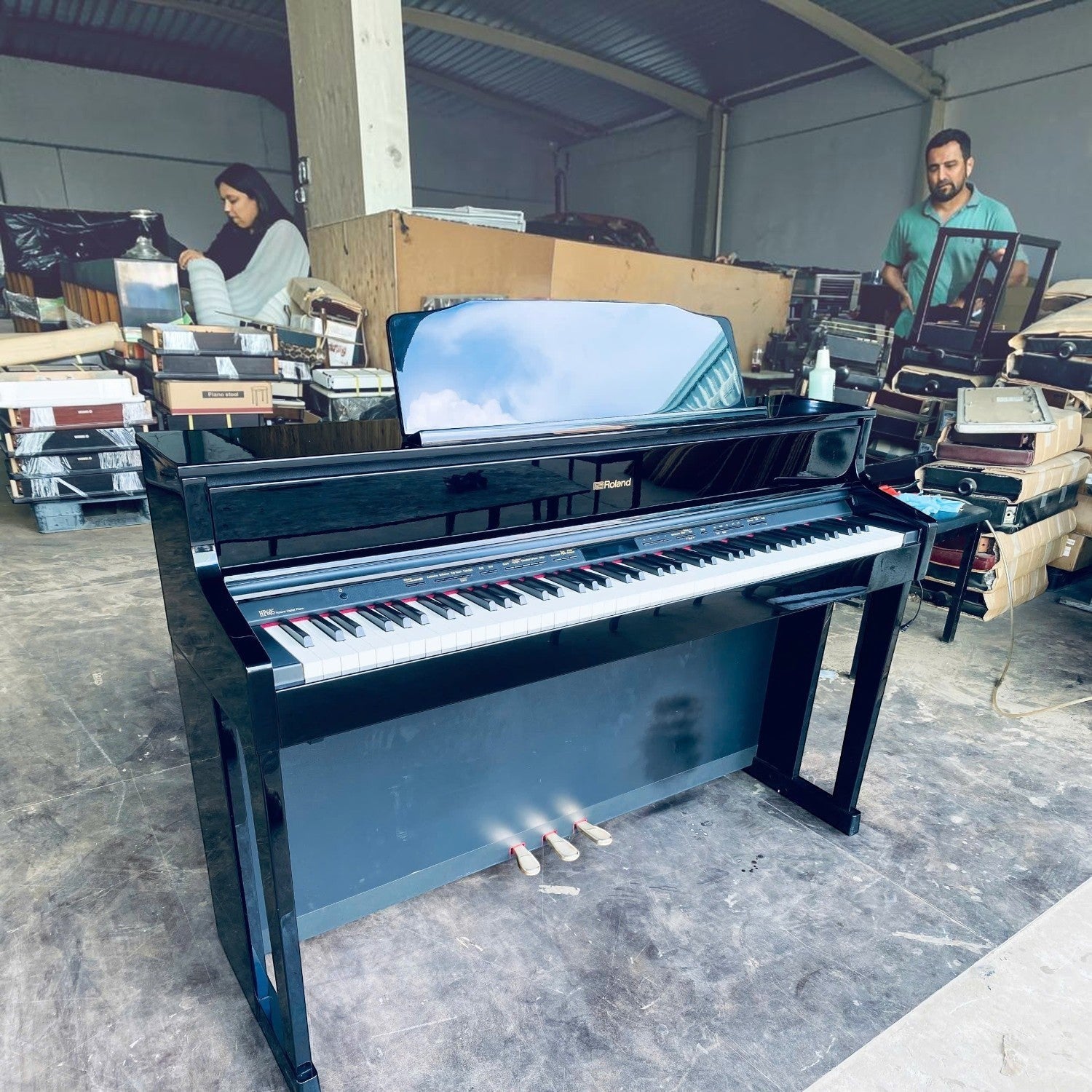Đàn piano điện Roland HP605 màu đen bóng tại showroom TÂN NHẠC CỤ, bàn phím PHA-50 với thiết kế sang trọng.