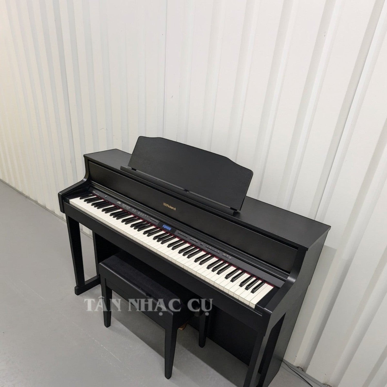 Đàn piano điện Roland HP605 màu đen tại Tân Nhạc Cụ với bàn phím gỗ lai PHA-50 và thiết kế sang trọng