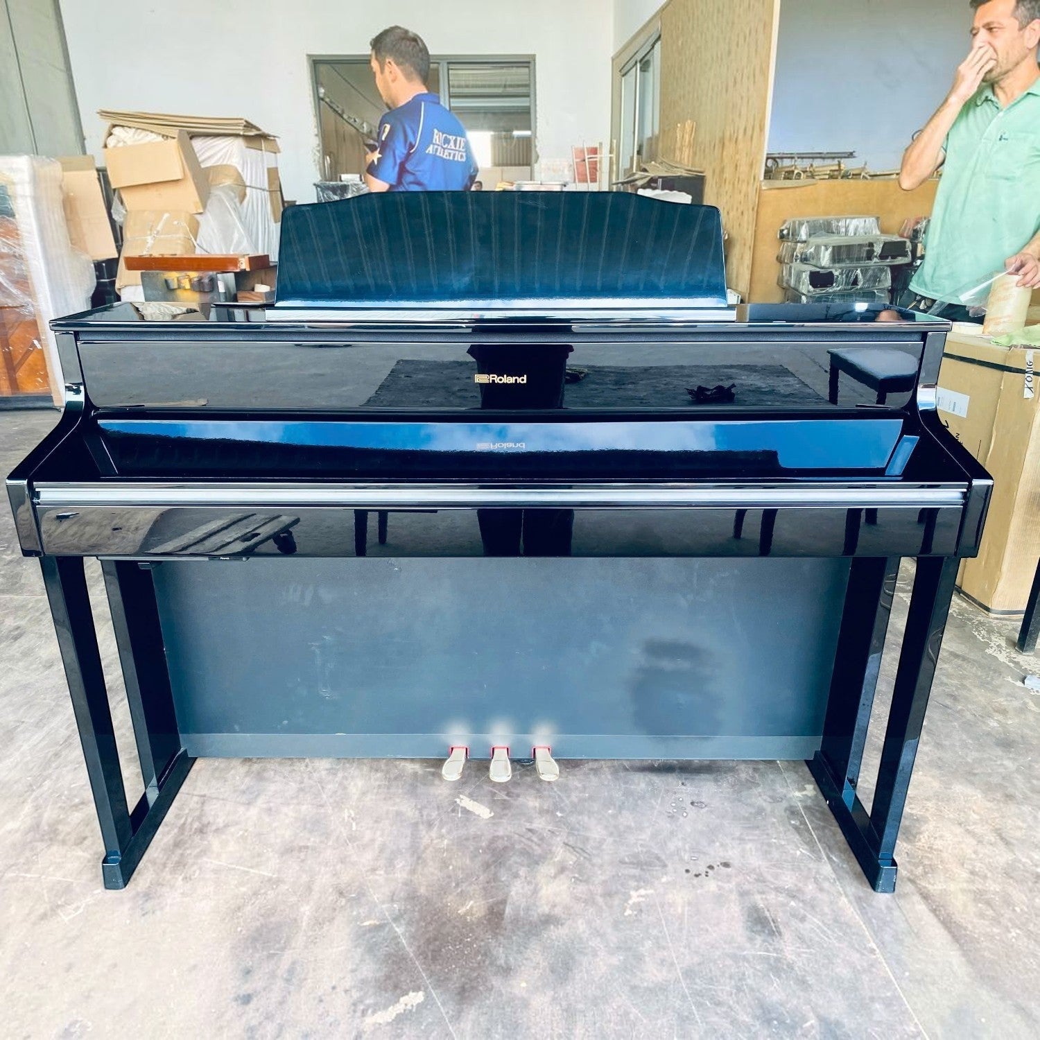 Đàn piano điện Roland HP605 màu đen bóng tại showroom Tân Nhạc Cụ, thiết kế sang trọng với 3 pedal và phím PHA-50