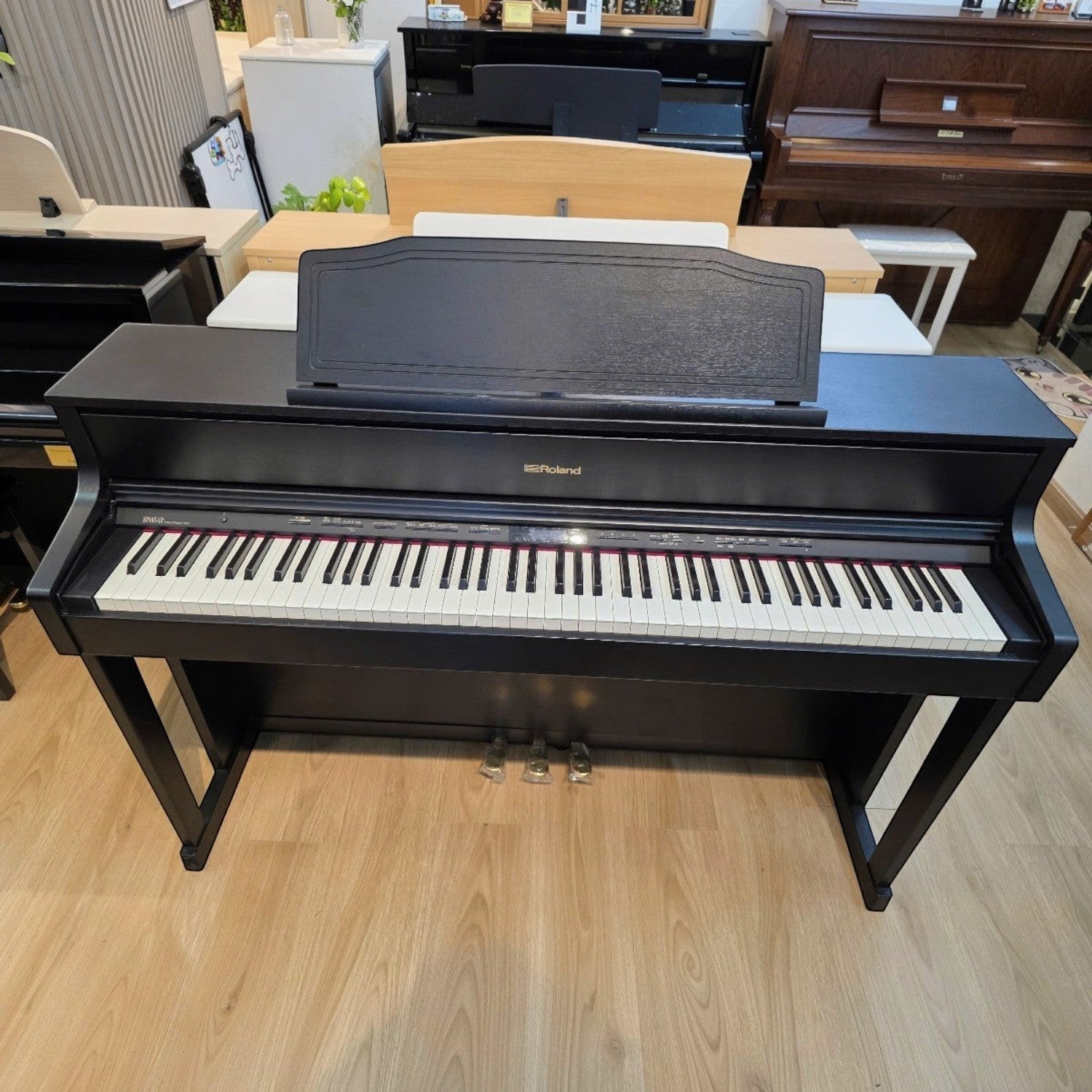 Đàn piano điện Roland HP605 màu đen tại showroom Tân Nhạc Cụ, bàn phím PHA-50 với thiết kế sang trọng và hiện đại.